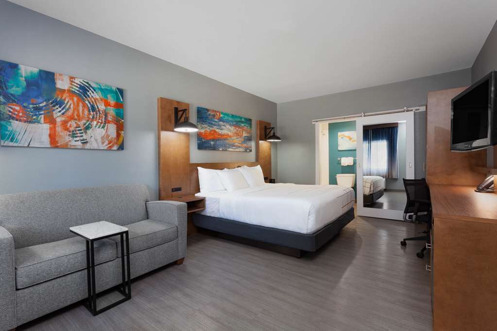 La Quinta Inn & Suites by Wyndham Ft. Myers Sanibel Gateway - photo 26