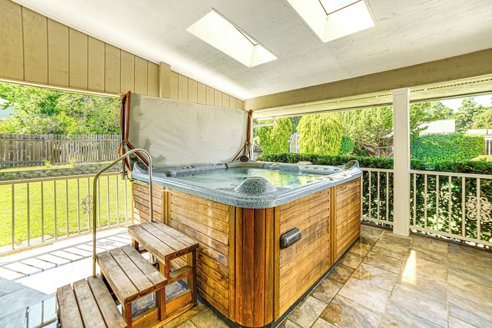 Steps to Clear Lake: Hot Tub Haven in Norcal — hotel in Lakeport