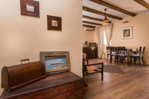Apartment Hladilo Nostalgia Comfort Two Bedroom Apartment with Terrace and Partial Sea View