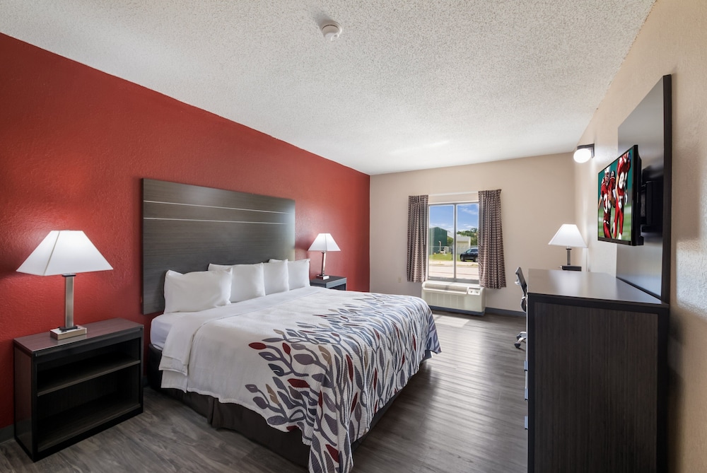 Red Roof Inn & Suites Austin East Manor - featured photo