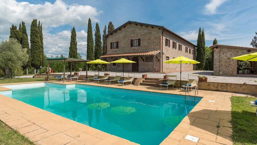 Podere Calcheto 14 Emma Villas — 4-Star Luxury Hotel in Montecatini Val Di Cecina, Italy