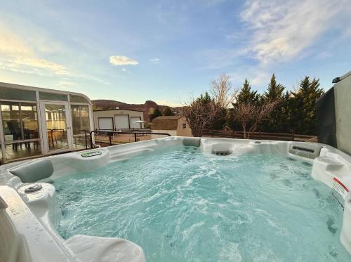 Home near Zion with private hot tub Sleeps 10 — 4-Star Luxury Hotel in Kanab, United States
