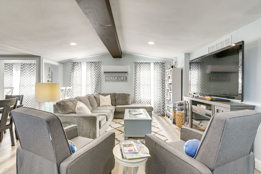 Galveston Getaway w Shared Yard Walk to Seawall - featured photo