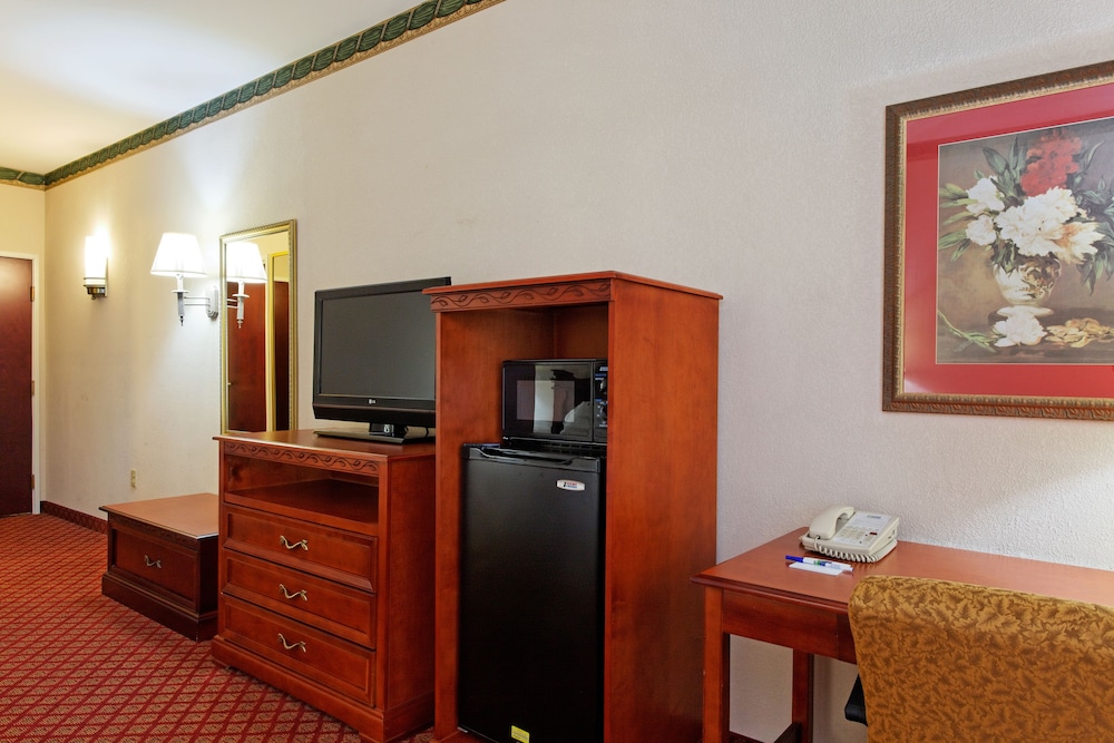 Holiday Inn Express Hotel & Suites Tupelo by IHG - photo 9