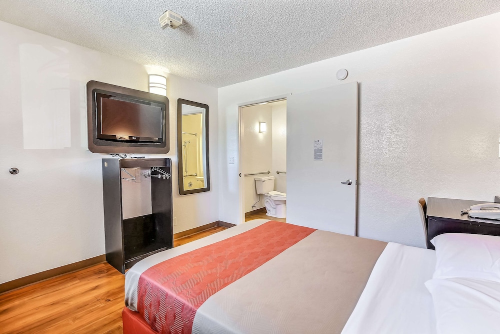 Motel 6 Oakland Airport - photo 18