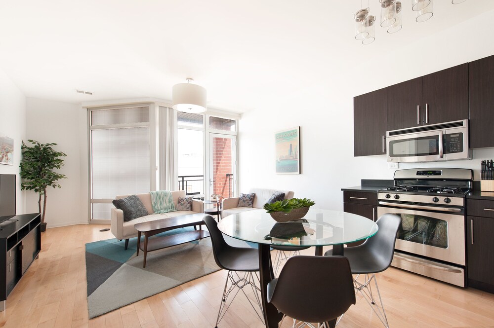 Vibrant Lincoln Park Suites by Sonder — 4-Star Luxury Hotel in Chicago, United States