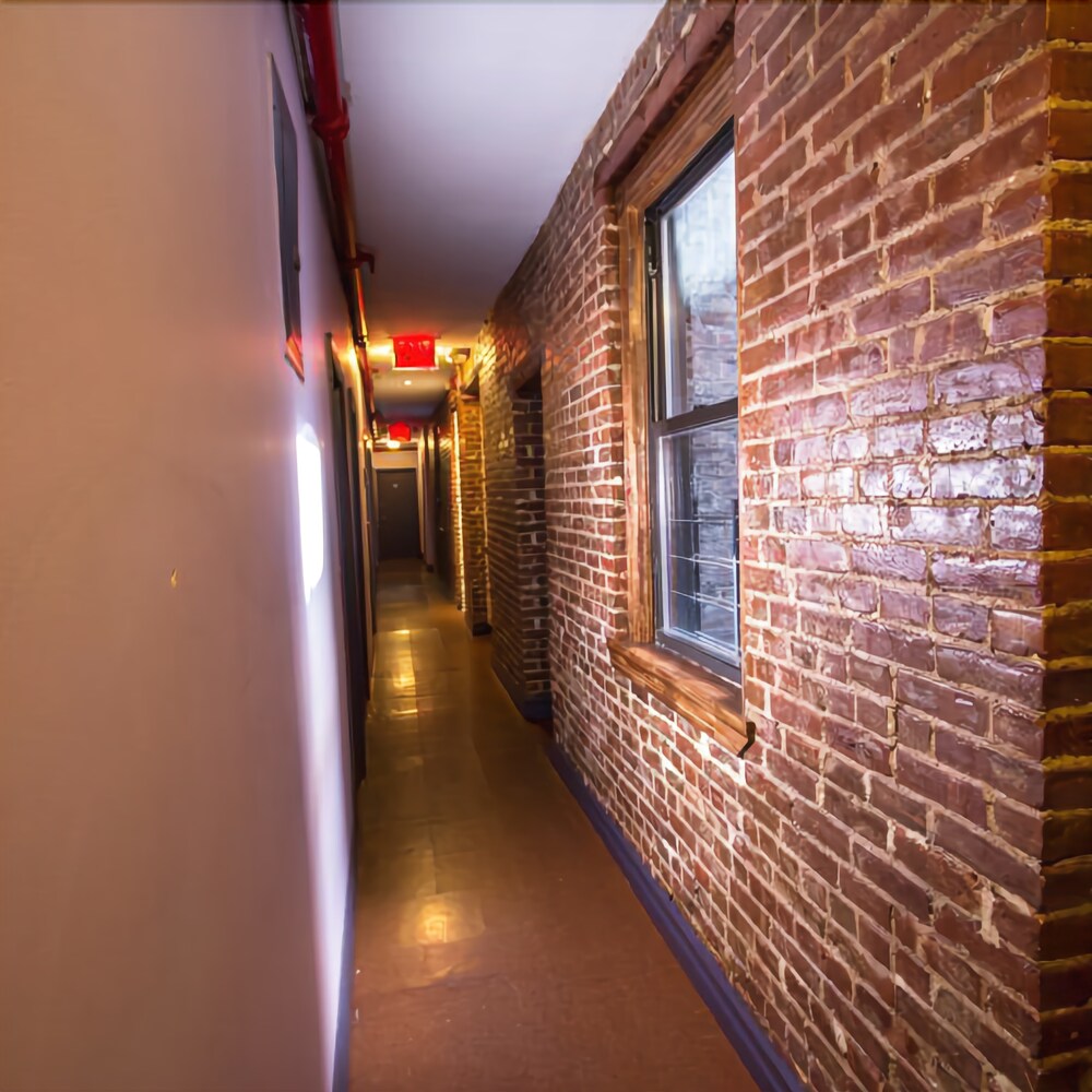 The Broadway Hotel and Hostel - photo 32