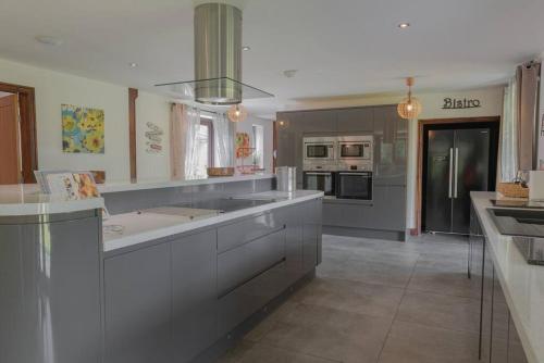 Yellowrush Lodge Yellowtop Country Park Hot Tub Yorkshire — 4-Star Luxury Hotel in Selby, United Kingdom