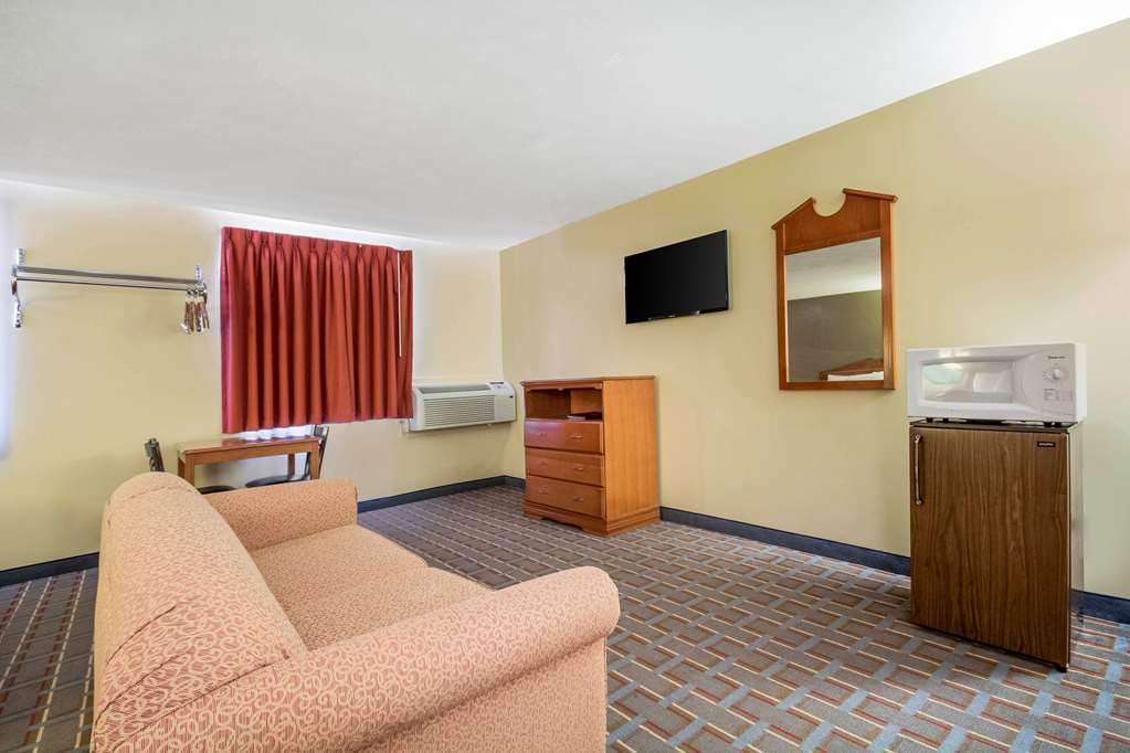 Econo Lodge Lansing Leavenworth - photo 20