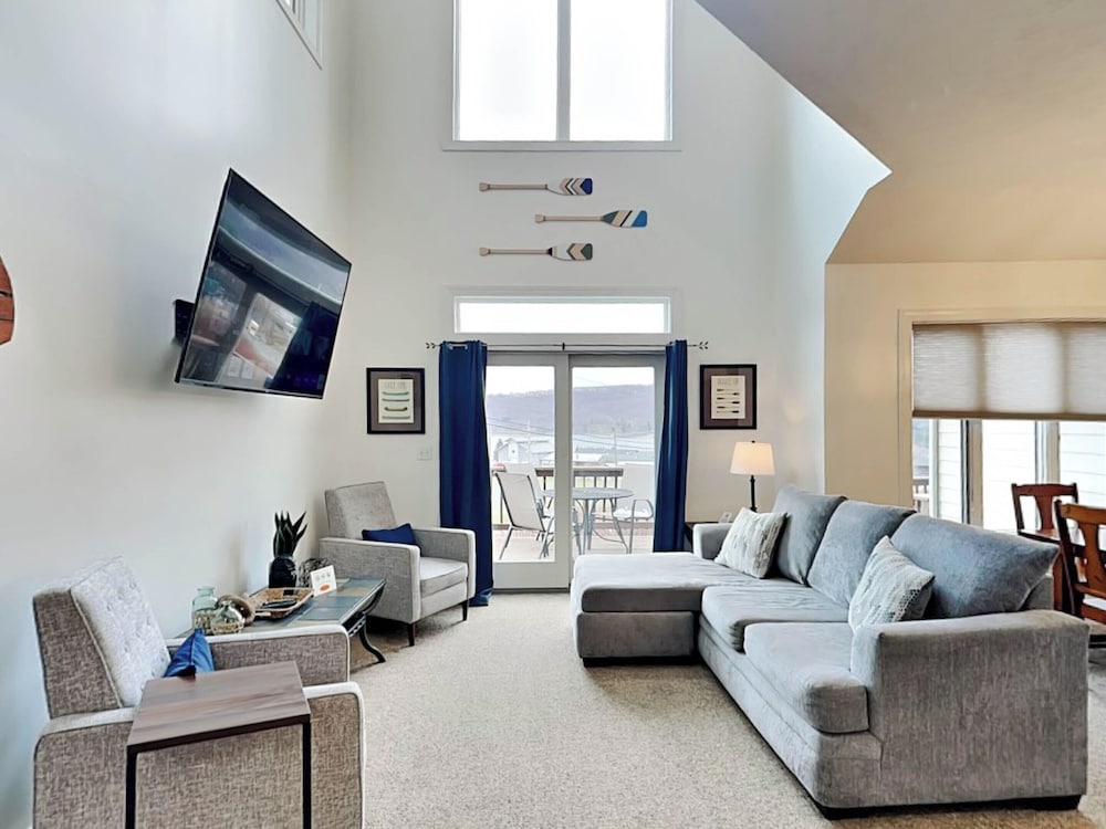 Cassiopeia — 4-Star Luxury Hotel in Mchenry, United States