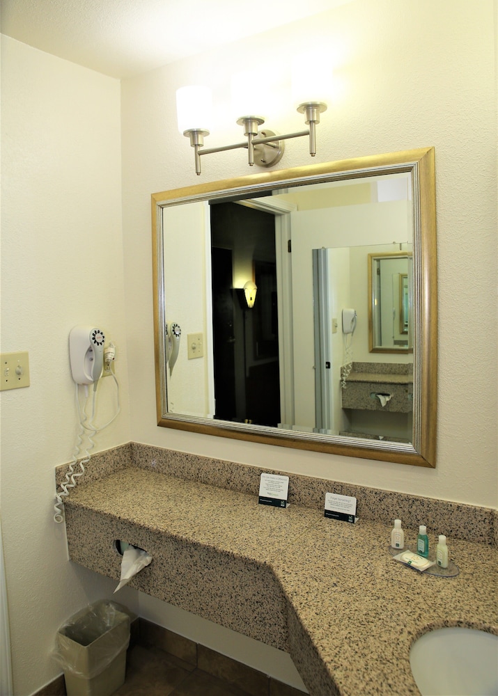 Quality Inn Fayetteville near Historic Downtown Square - photo 27