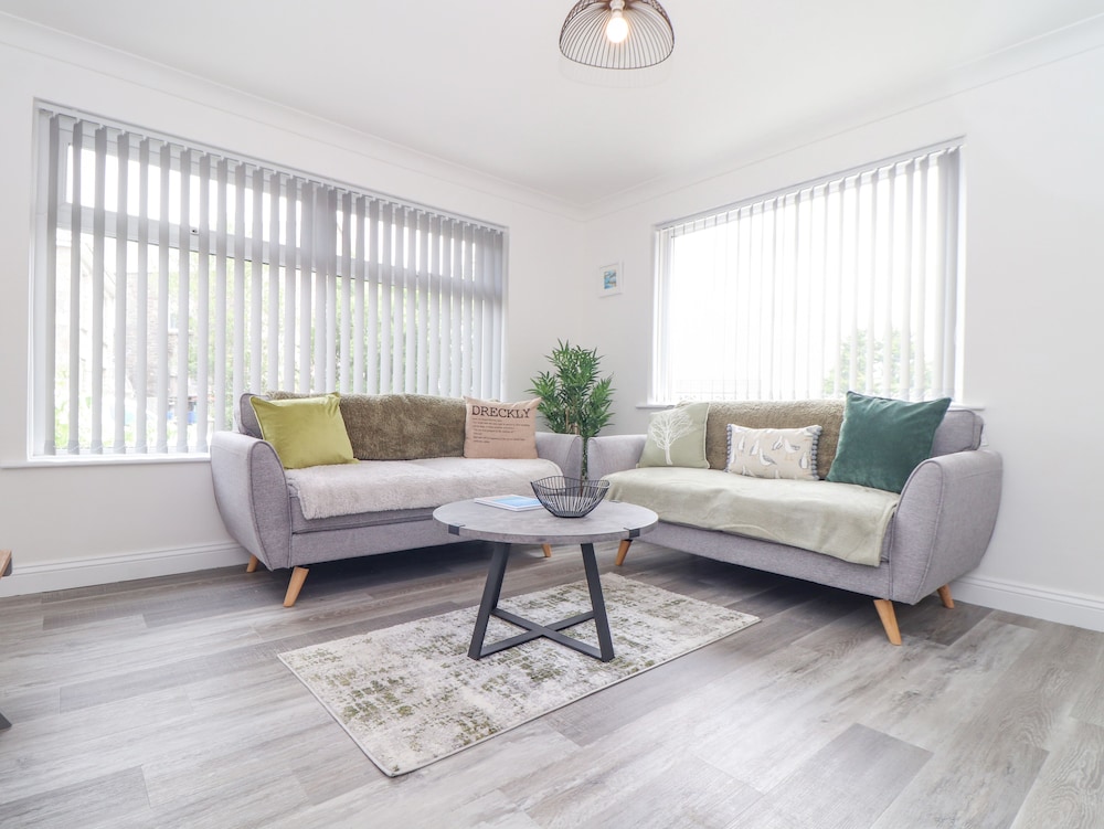 Apple Tree Bungalow — 4-Star Luxury Hotel in Redruth, United Kingdom