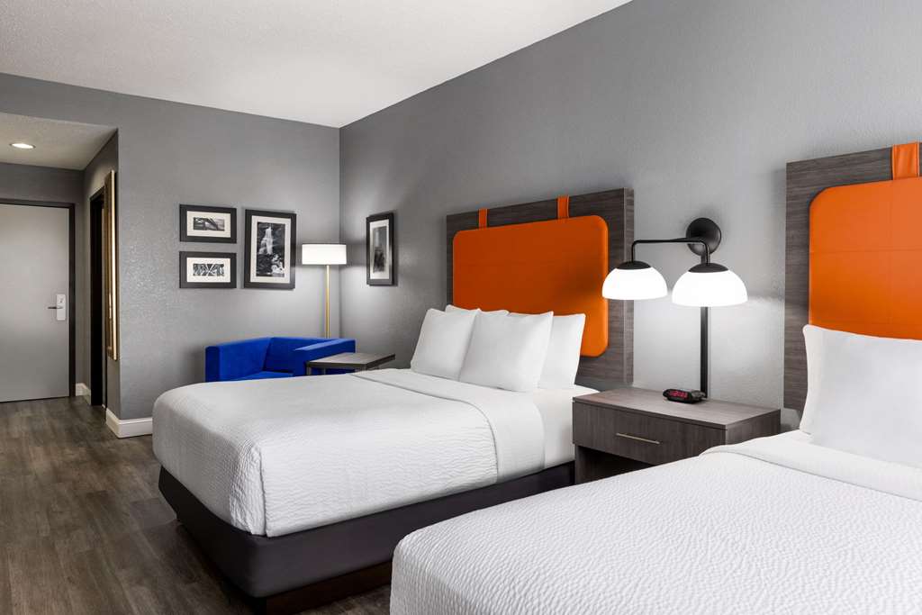 La Quinta Inn & Suites by Wyndham Mt. Laurel Philadelphia - photo 41