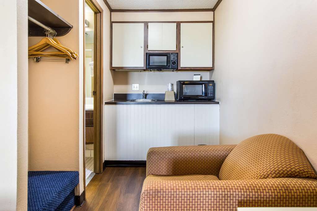 Econo Lodge Norwalk - photo 17