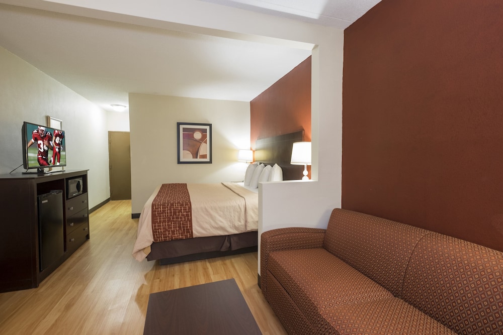 Red Roof Inn & Suites Cincinnati North Mason - photo 11