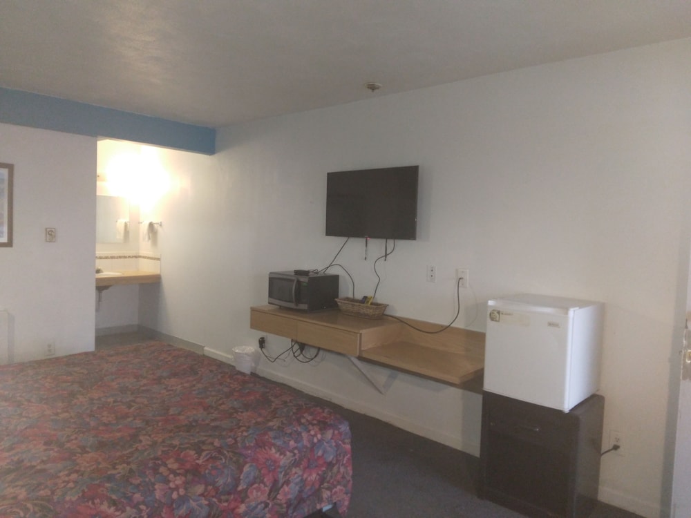 Capri Motel - photo 8