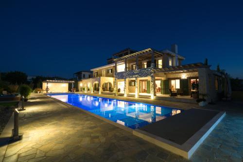 5 bedroom Villa Rio with large private pool and hot tub Aphrodite Hills Resort