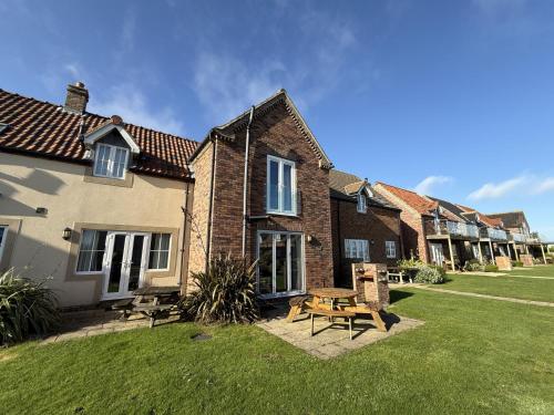 Beachside Cottage Part of the The Bay Filey Holiday Village with pool gym and direct beach access pub restaurant tennis and meadows walks