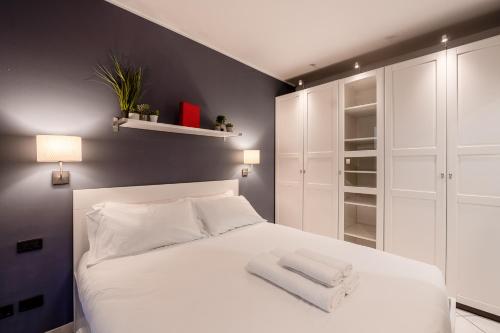 Forum Assago 5 Min Apt with Double Terrace — 4-Star Luxury Hotel in Rozzano, Italy