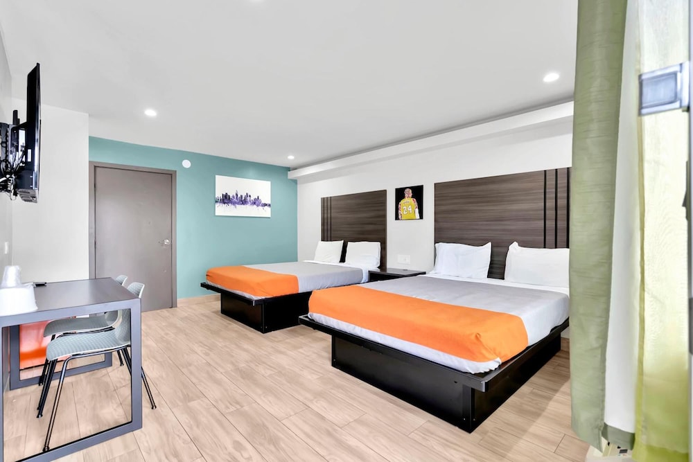 Exclusivo Inn & Suites - photo 9