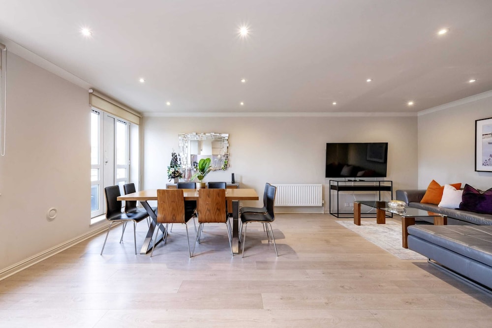 Beautiful 3 bed in the Heart of London With Parking hosted by Sweetstay — 4-Star Luxury Hotel in London, United Kingdom