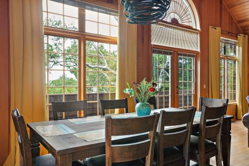 The Treetop House Pet Friendly Spring Special — 4-Star Luxury Hotel in Cambria, United States