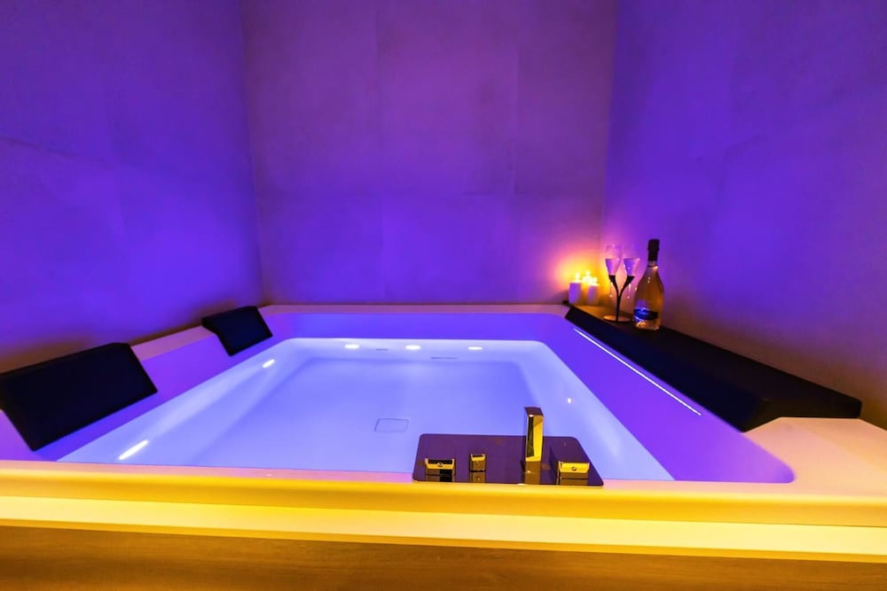 Elite Accommodations & Hydromassage Pool in Reggio Calabria, Italy