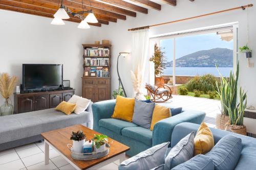 Villa peristeri — 4-Star Luxury Hotel in Agia Marina, Greece