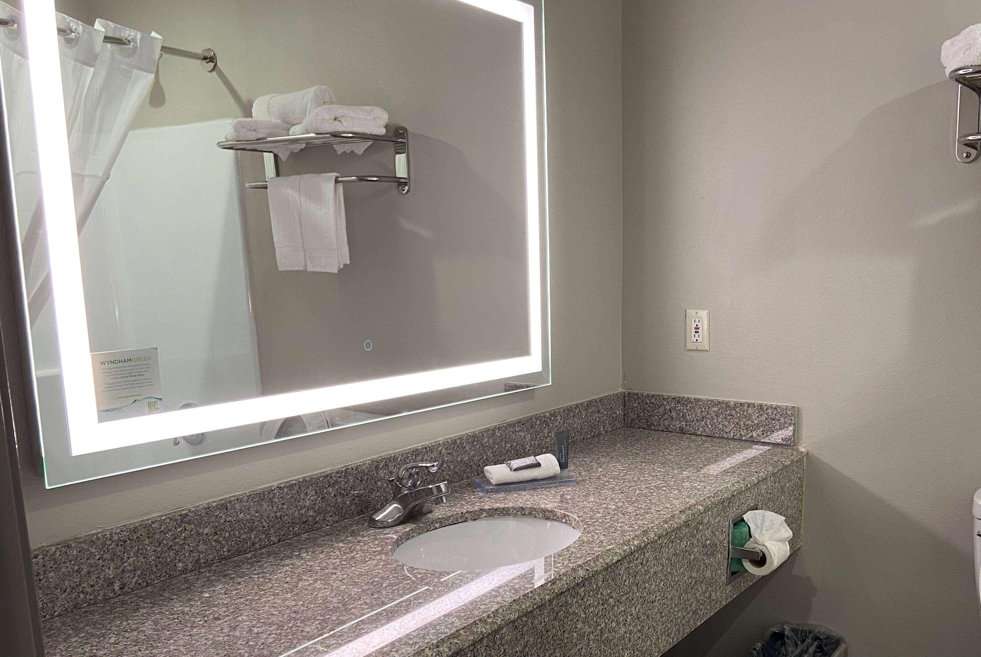 Days Inn & Suites by Wyndham Tahlequah - photo 22