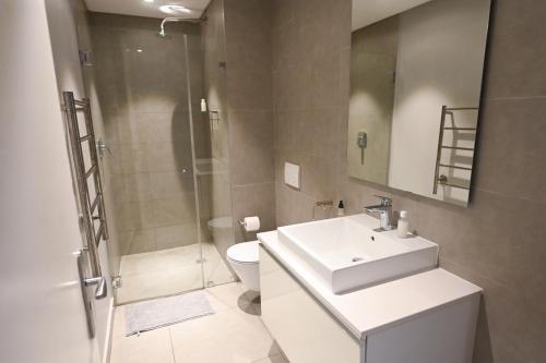 Modern One Bedroom In The Warwick