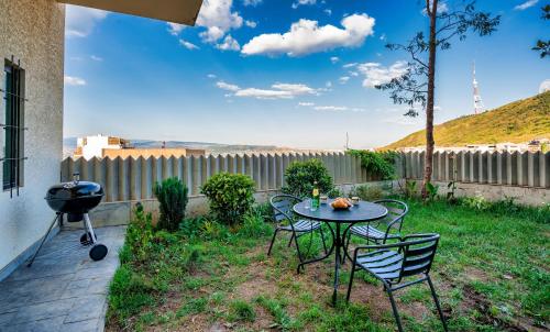 Entire House Cityscape Retreat: The View