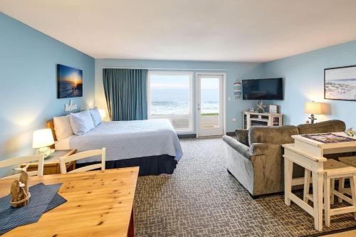 Oceanfront Studio Sleeps 4 Ground Floor Pool and Hot Tub