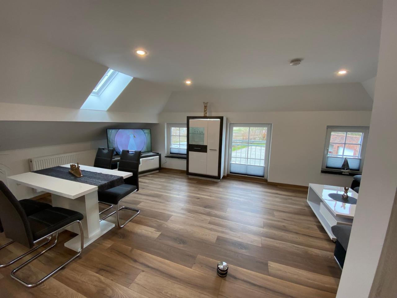 Pension Pradler Wohnung Obergeschoß — 4-Star Luxury Hotel in Neuharlingersiel, Germany