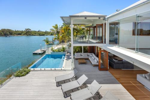 Riverside Elegance On Noosa Parade — Noosa Heads