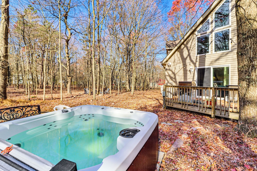 Serene Poconos Cabin with Hot Tub and Beach Access — 4-Star Luxury Hotel in Towamensing Trails, United States