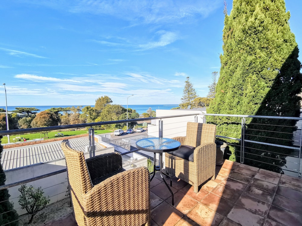 Phoenix Apartments — 4-Star Luxury Hotel in Lorne, Australia