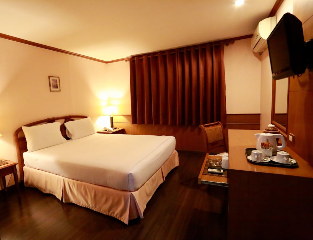 Travel Lodge Suriwongse Adult only
