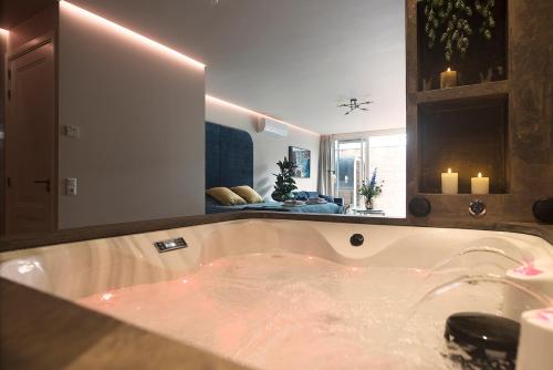 Suite Elegance privé sauna & jacuzzi — 4-Star Luxury Hotel in The Hague, Netherlands