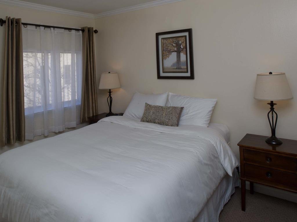 Dukes 8th Avenue Hotel — Anchorage — photo 2