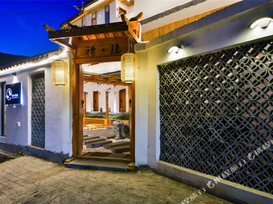 Hidden courtyard - last minute hotel in Unknown City