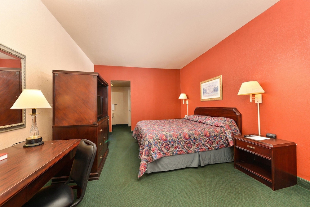 Econo Lodge Junction - photo 11