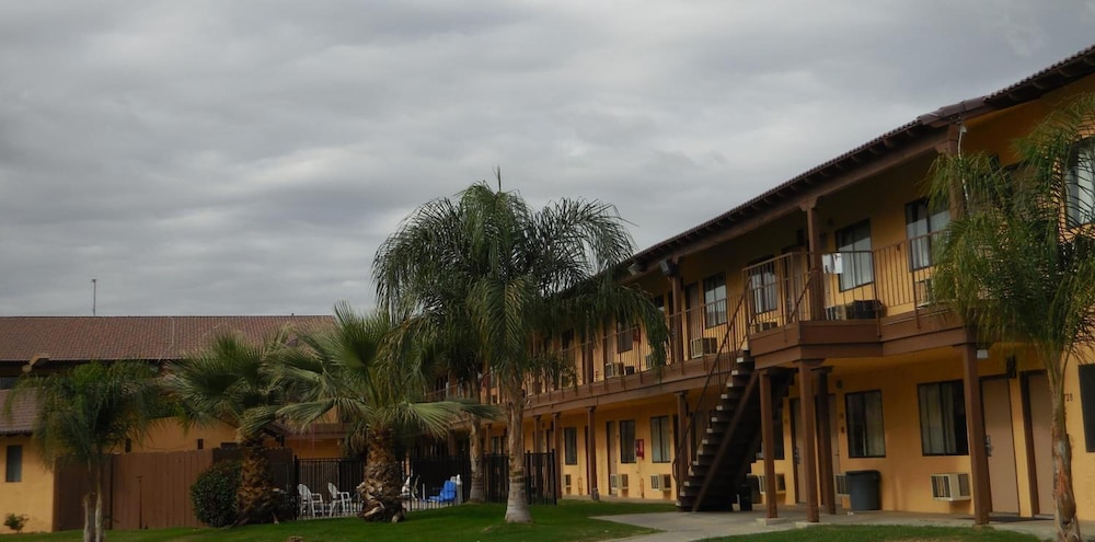 Best Economy Inn n Suites - photo 40
