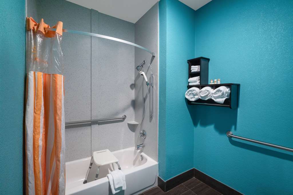 La Quinta Inn & Suites by Wyndham Knoxville East - photo 16