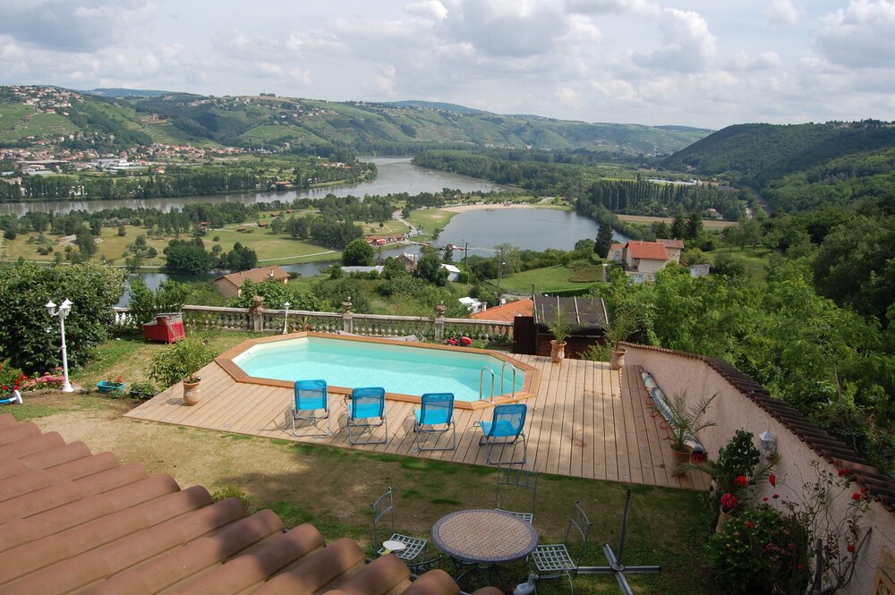 Villa Panoramique — 4-Star Luxury Hotel in Saint-Clair-Du-Rhone, France