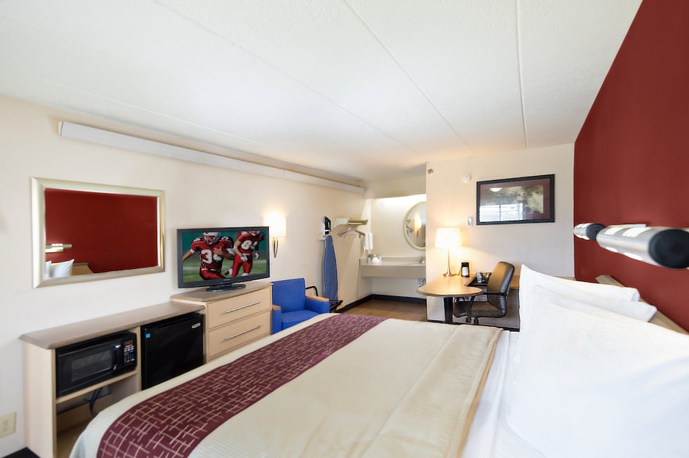 Red Roof Inn Cincinnati Northeast Blue Ash - photo 6