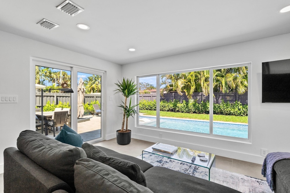 Stunning Poolside Luxury Retreat - photo 2