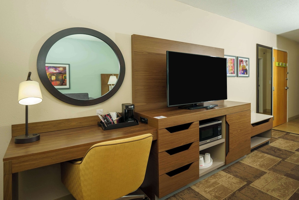 Hampton Inn Hutchinson - photo 37
