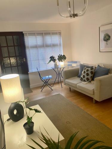 Lakeside View Perton Village — 4-Star Luxury Hotel in Wolverhampton, United Kingdom
