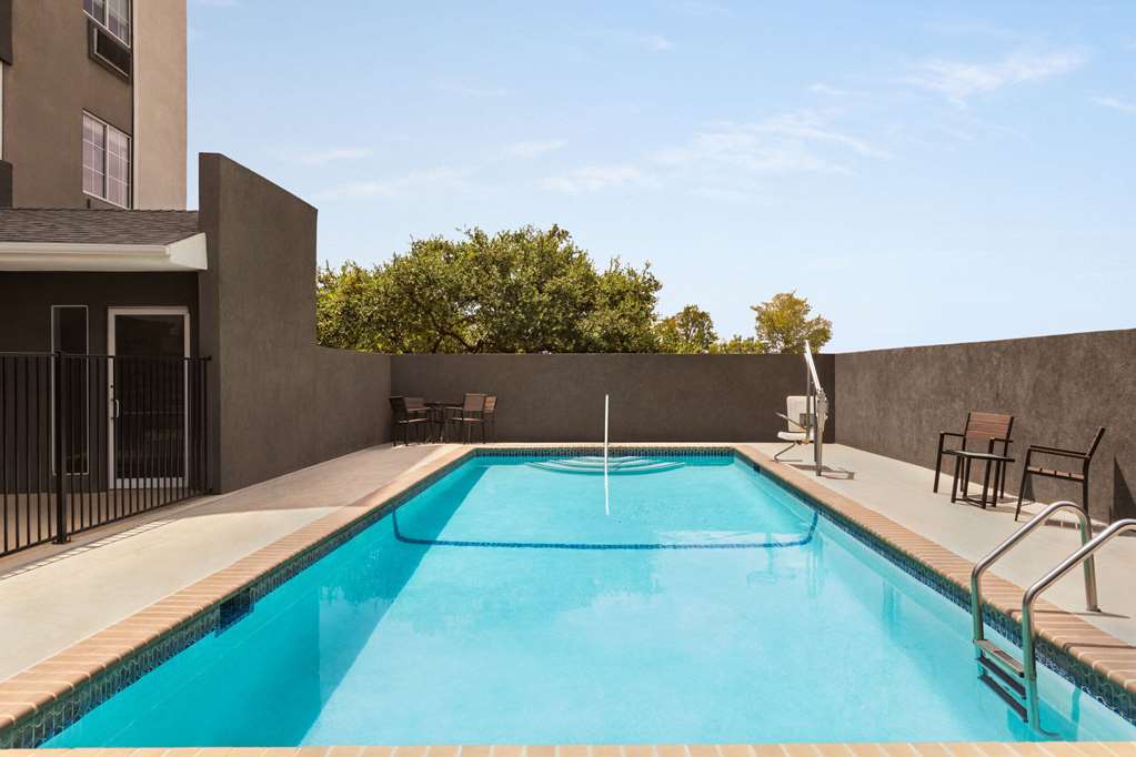 La Quinta Inn & Suites by Wyndham San Antonio N Stone Oak - photo 8