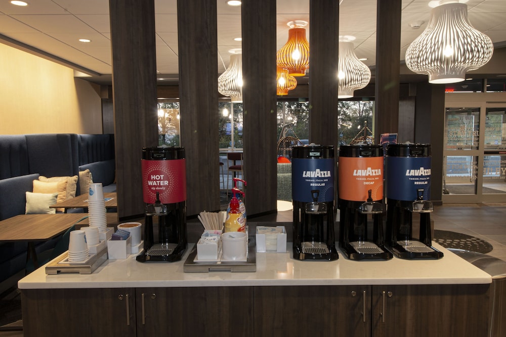 Tru By Hilton Norfolk Airport - photo 23